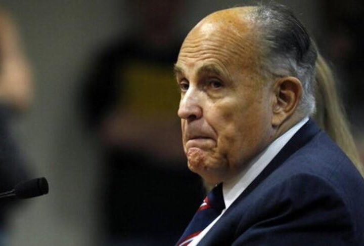 Giuliani, ex mano derecha de Trump, en bancarrota para evitar sanciones millonarias