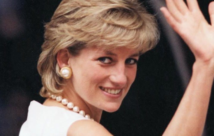 Descubre el vestido de Lady Diana subastado en Florencia por 1 millón de euros: ¡la historia jamás contada!