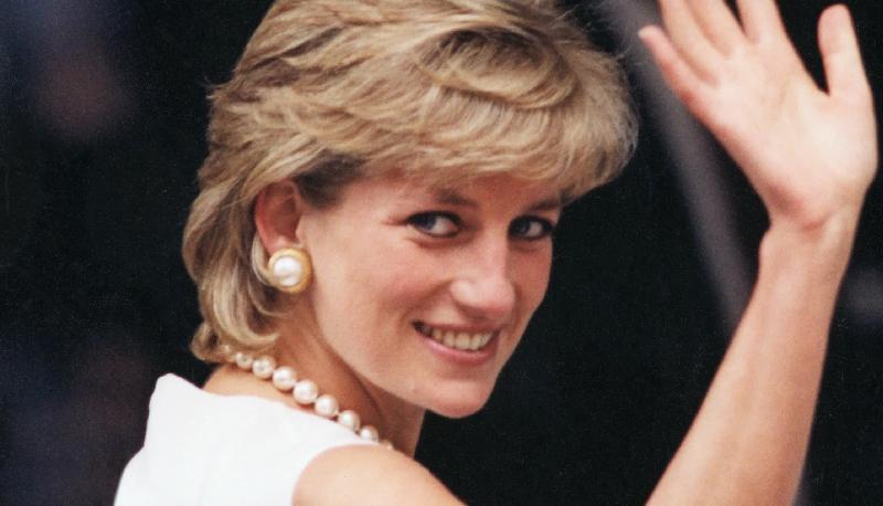 Descubre el vestido de Lady Diana subastado en Florencia por 1 millón de euros: ¡la historia jamás contada!